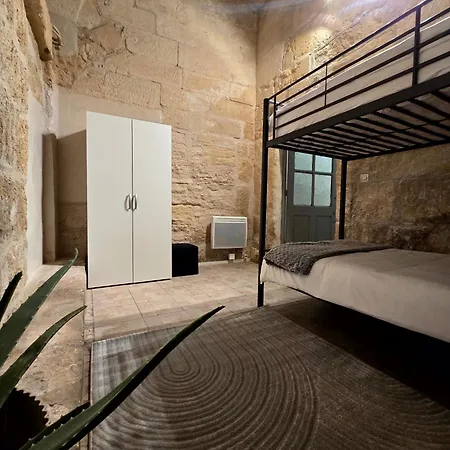 2 Chambres, Cuisine Equipee * Beaucaire (Gard)